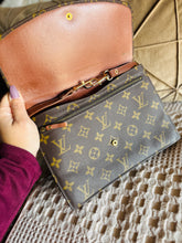 Load image into Gallery viewer, Rabat clutch with strap