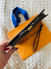 Load image into Gallery viewer, Insolite wallet with wristlet