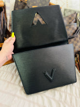 Load image into Gallery viewer, Black epi trapeze clutch