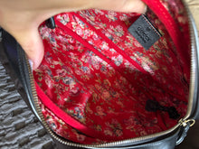 Load image into Gallery viewer, Black trapuntata quilted camera bag