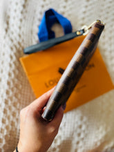 Load image into Gallery viewer, Insolite wallet with wristlet