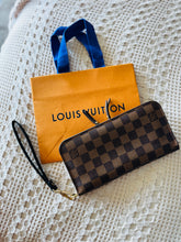 Load image into Gallery viewer, Insolite wallet with wristlet