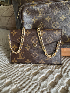 Daily pouch with chain
