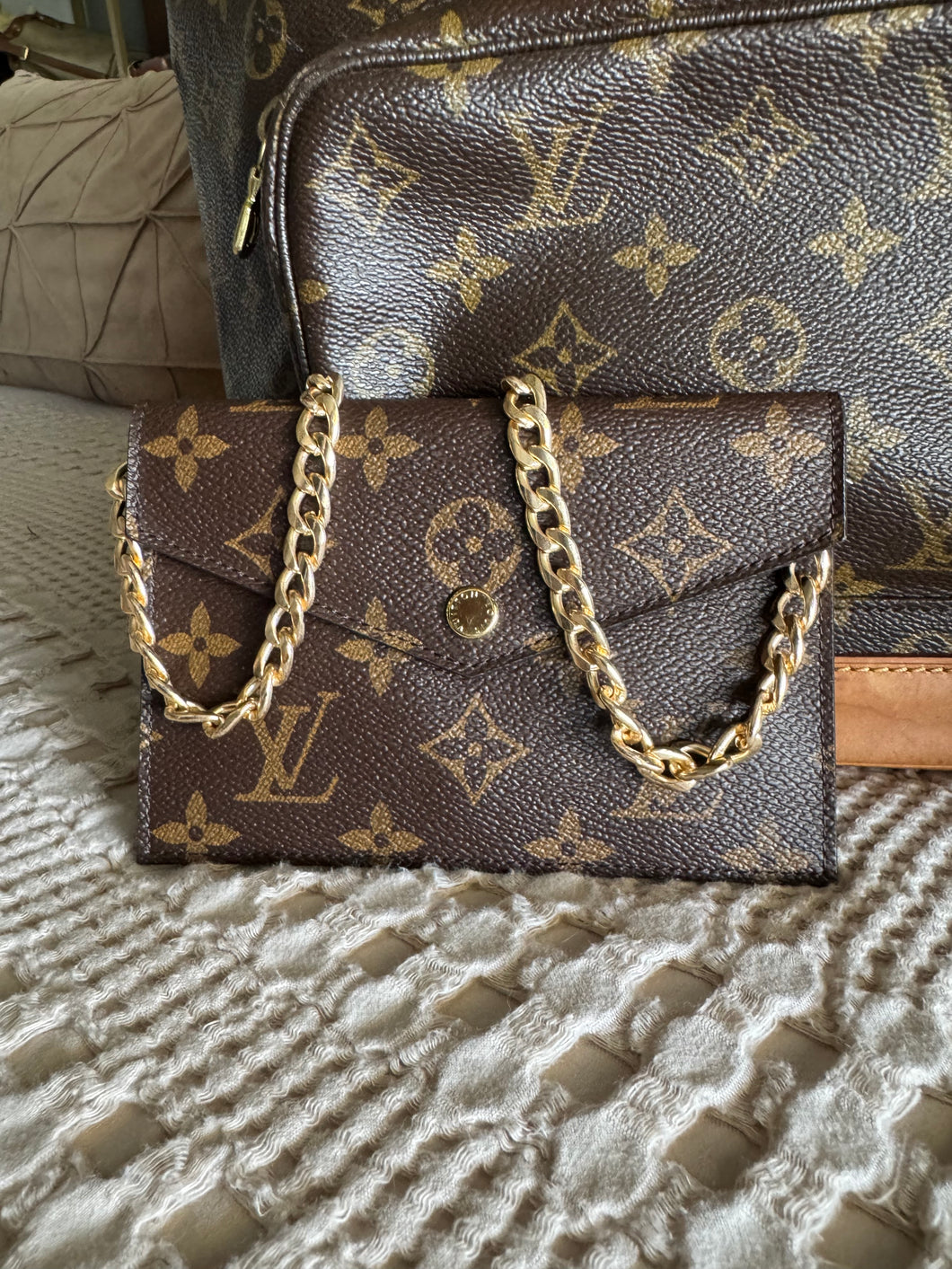 Daily pouch with chain