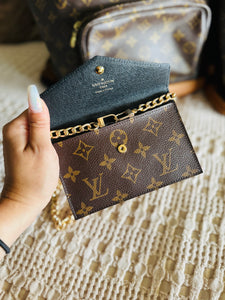 Daily pouch with chain