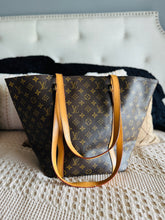 Load image into Gallery viewer, Pallas wallet with chain
