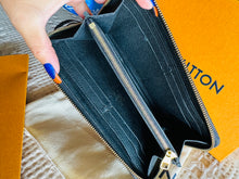 Load image into Gallery viewer, Clemence zippy wallet
