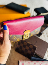 Load image into Gallery viewer, Pallas wallet with chain
