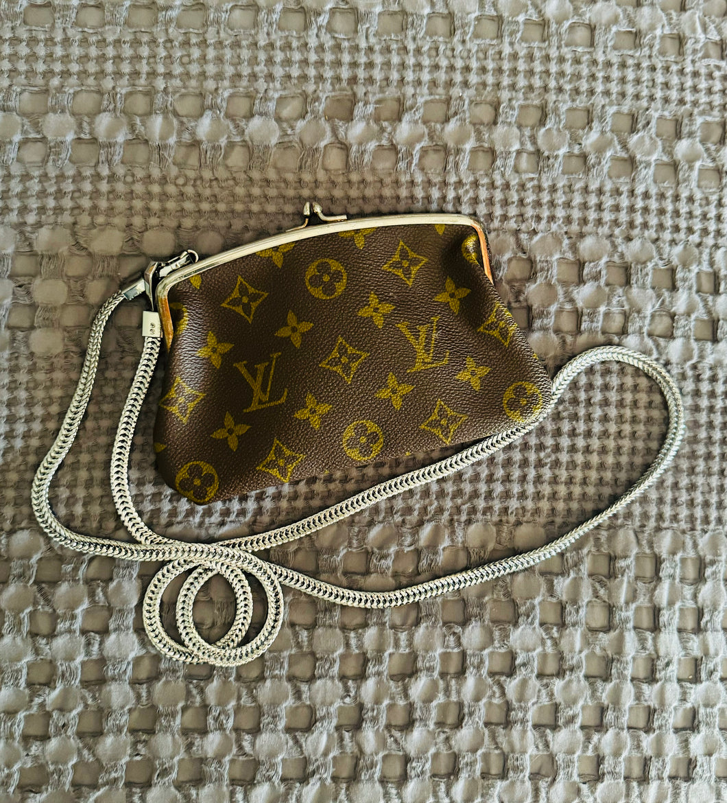 Kisslock pouch w chain