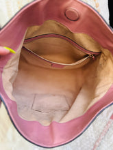 Load image into Gallery viewer, Guccisima tote with strap
