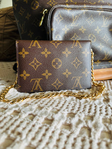 Daily pouch with chain