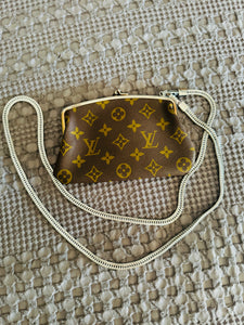 Kisslock pouch w chain