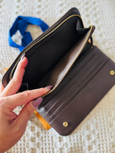 Load image into Gallery viewer, Insolite wallet with wristlet
