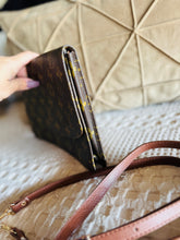 Load image into Gallery viewer, Rabat clutch with strap
