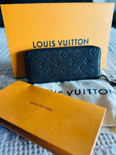 Load image into Gallery viewer, Clemence zippy wallet
