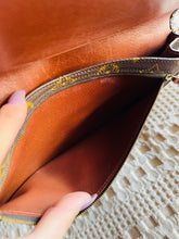 Load image into Gallery viewer, Rabat clutch with strap
