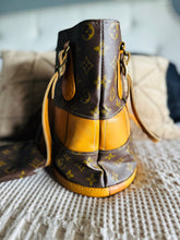 Load image into Gallery viewer, French company bucket with pouch
