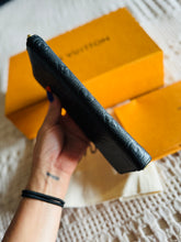 Load image into Gallery viewer, Clemence zippy wallet
