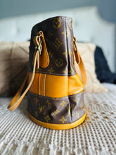 Load image into Gallery viewer, French company bucket with pouch
