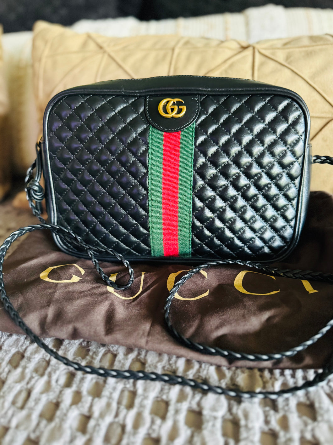 Black trapuntata quilted camera bag