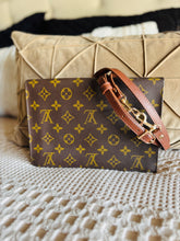 Load image into Gallery viewer, Rabat clutch with strap
