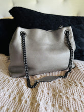 Load image into Gallery viewer, Metallic chain soho
