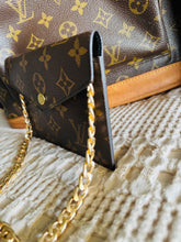 Load image into Gallery viewer, Daily pouch with chain
