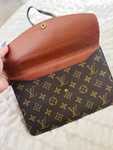 Load image into Gallery viewer, Double Rabat with original strap and chain accessory
