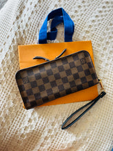 Load image into Gallery viewer, Insolite wallet with wristlet
