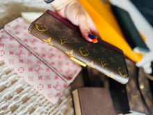 Load image into Gallery viewer, Pallas wallet with chain

