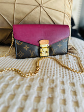 Load image into Gallery viewer, Pallas wallet with chain
